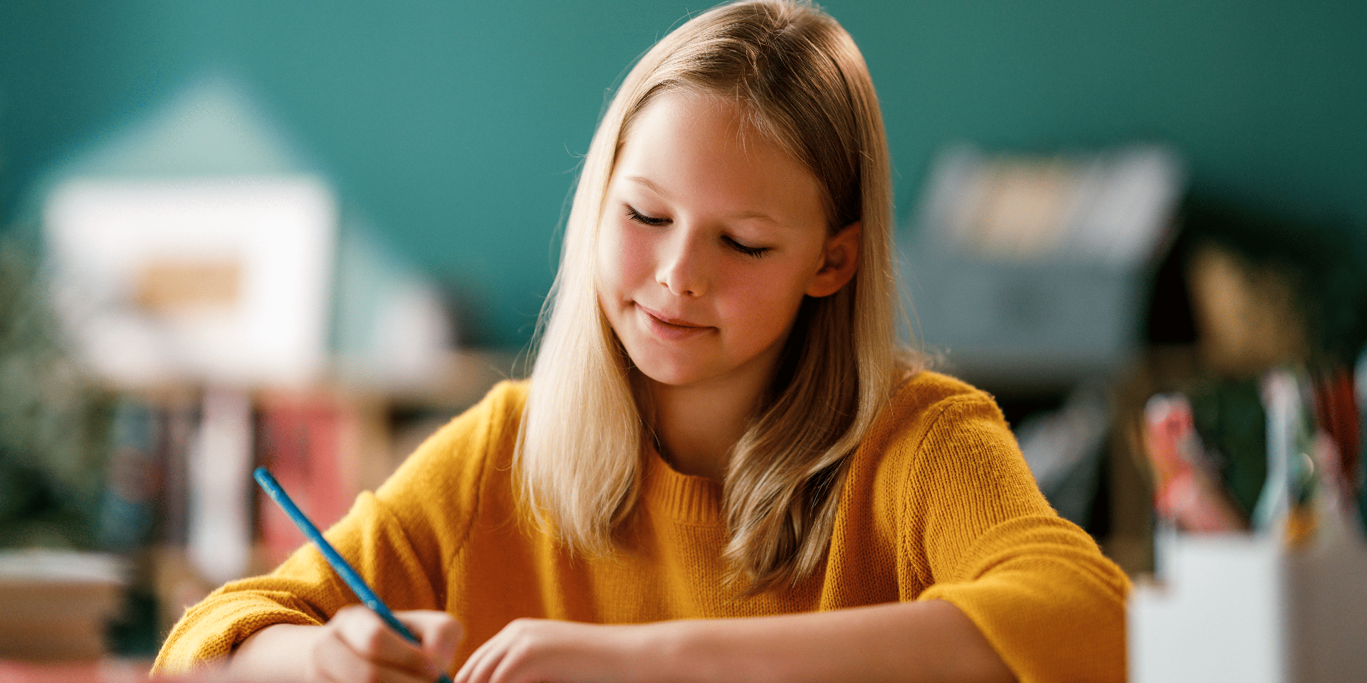 Enfant écrivant dans un carnet avec concentration